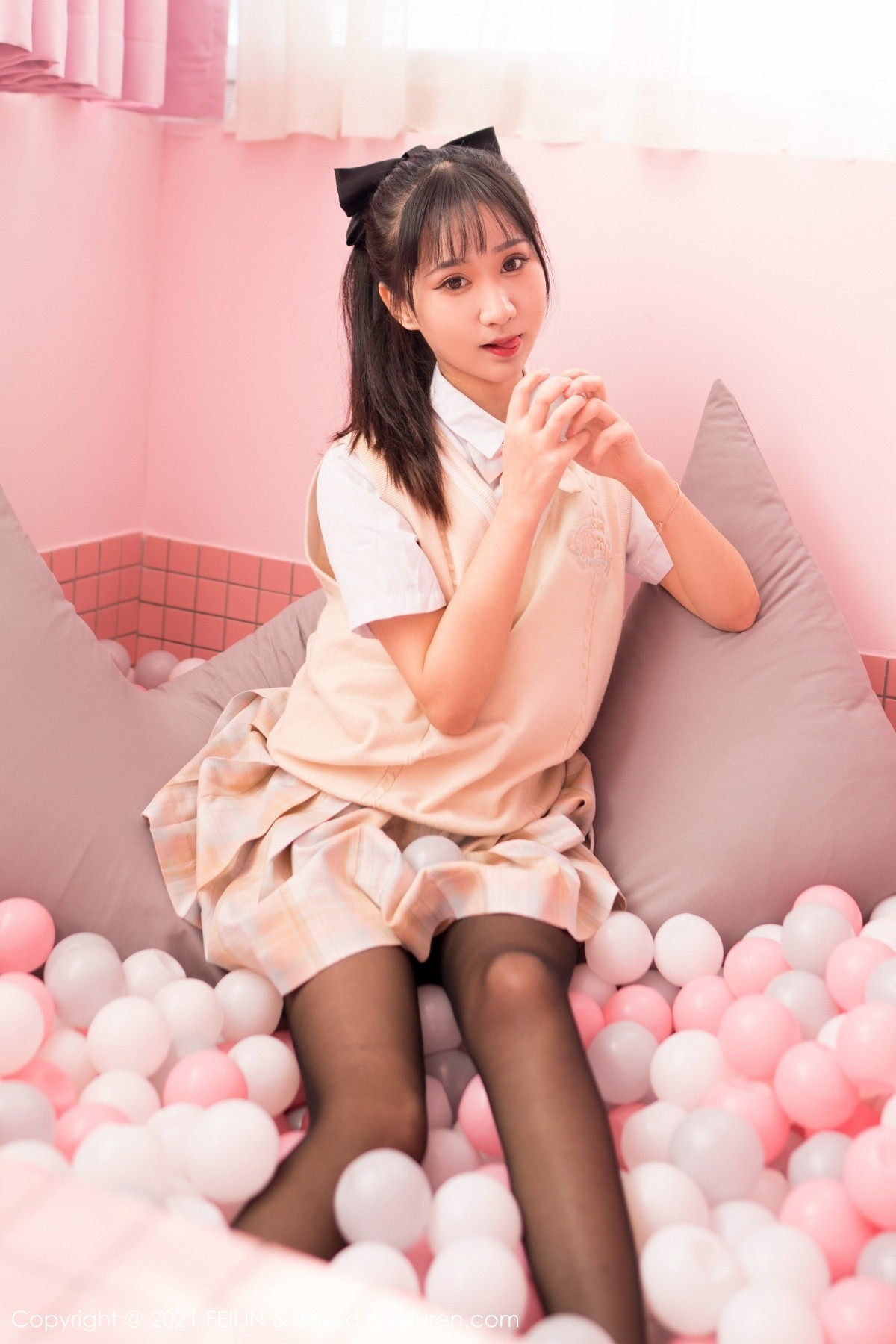 Jpxgyw.com_[FeiLin嗲囡囡]VOL.322_模特小果冻儿JK制服配黑丝裤袜+情趣兔耳装秀完美身材诱惑写真70P