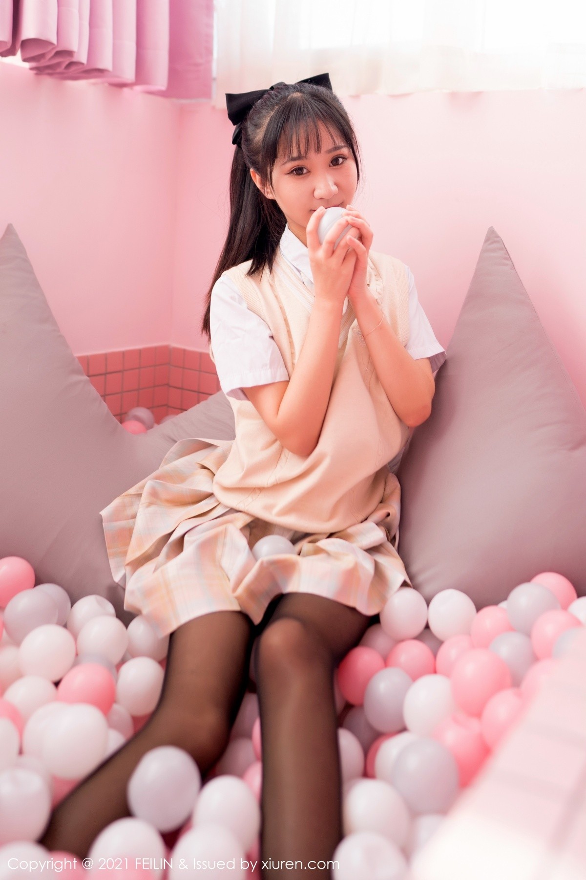 Jpxgyw.com_[FeiLin嗲囡囡]VOL.322_模特小果冻儿JK制服配黑丝裤袜+情趣兔耳装秀完美身材诱惑写真70P