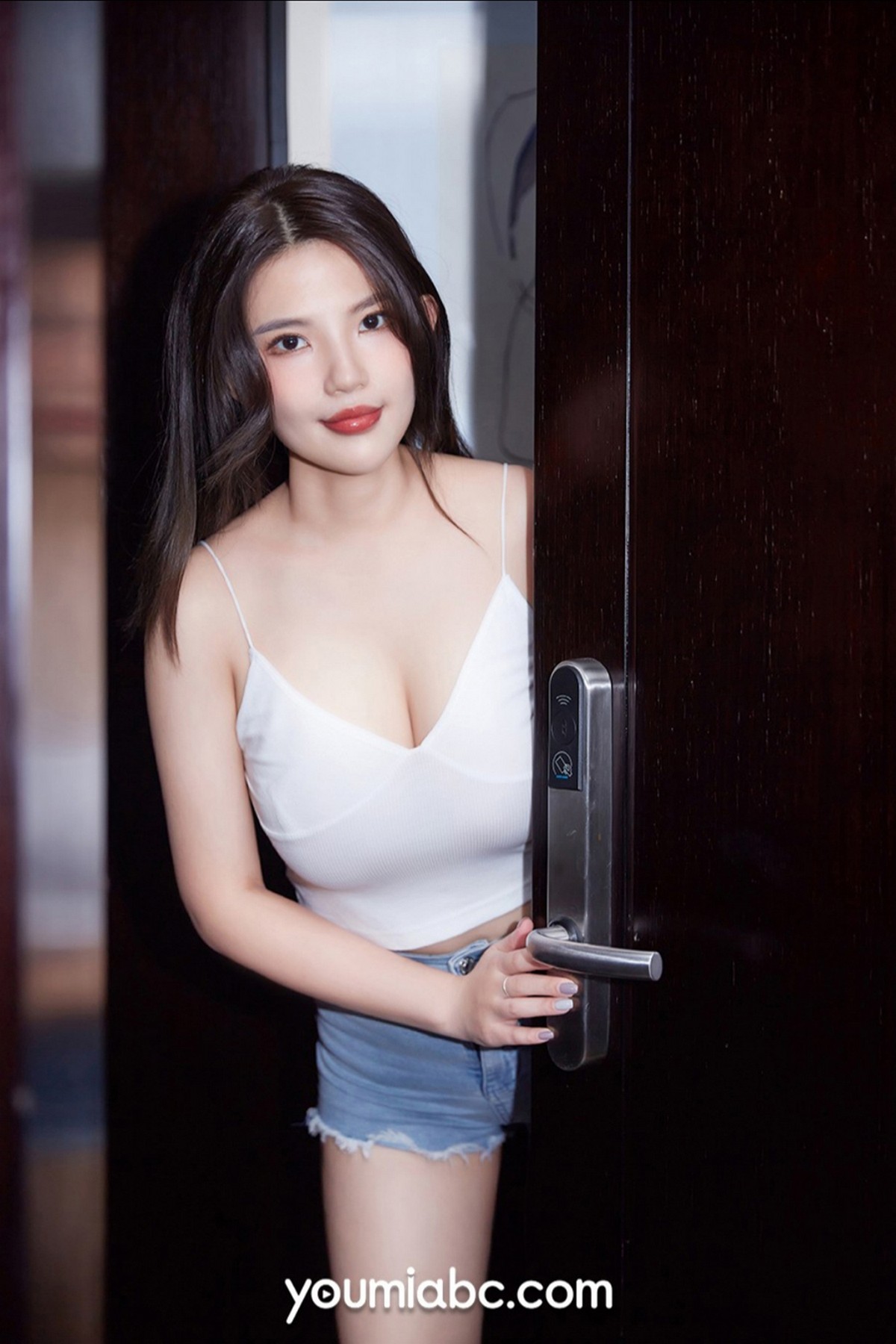Jpxgyw.com_[YouMi尤蜜]Vol.738_模特曦宝儿居家私房白色深V吊带半撩露傲人豪乳惹火诱惑写真56P