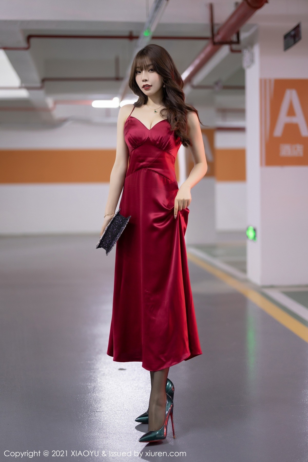 Jpxgyw.com_[XiaoYu画语界]Vol.654_女神芝芝Booty私房猩红吊裙配黑丝裤袜秀翘臀美腿迷人诱惑写真82P