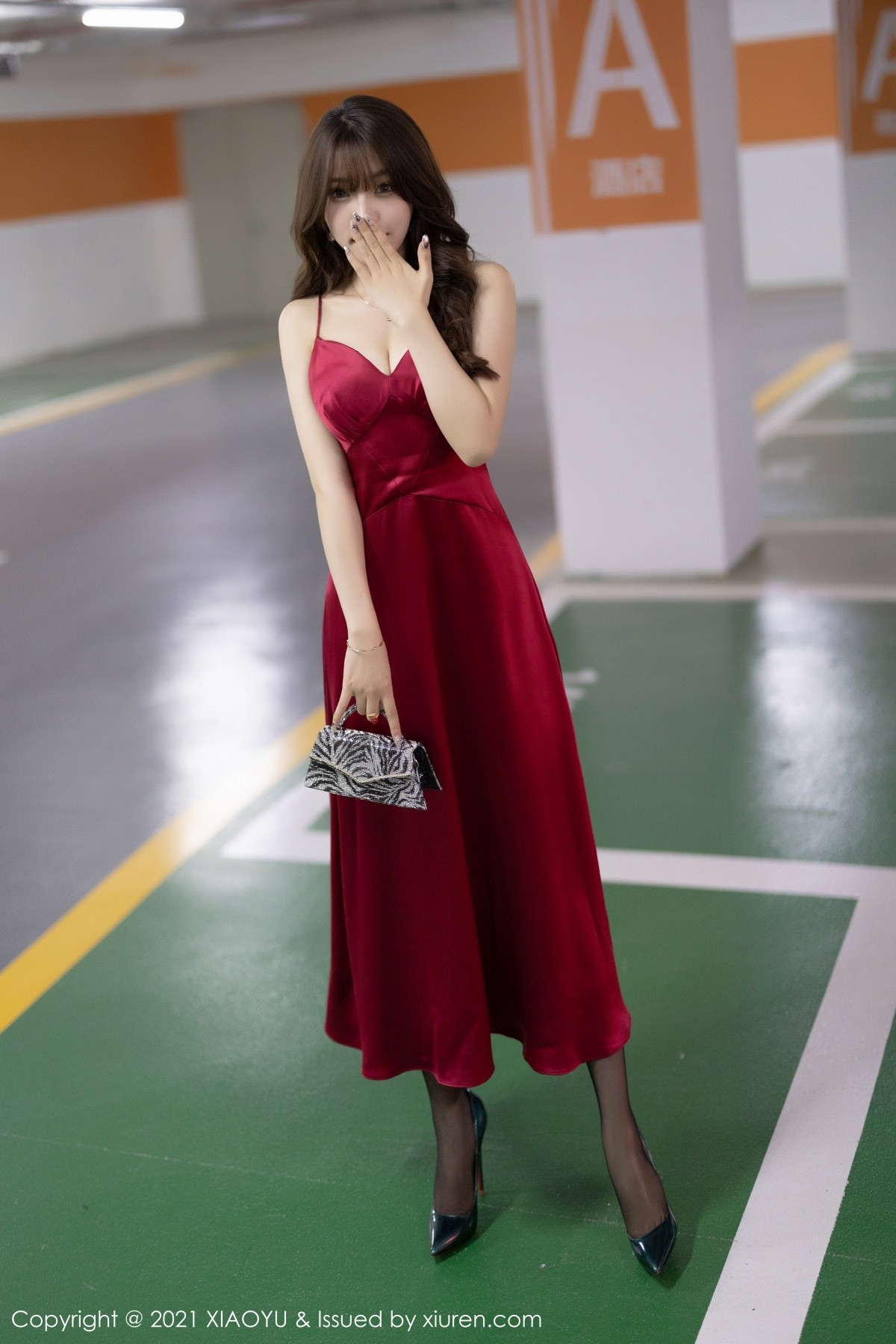 Jpxgyw.com_[XiaoYu画语界]Vol.654_女神芝芝Booty私房猩红吊裙配黑丝裤袜秀翘臀美腿迷人诱惑写真82P