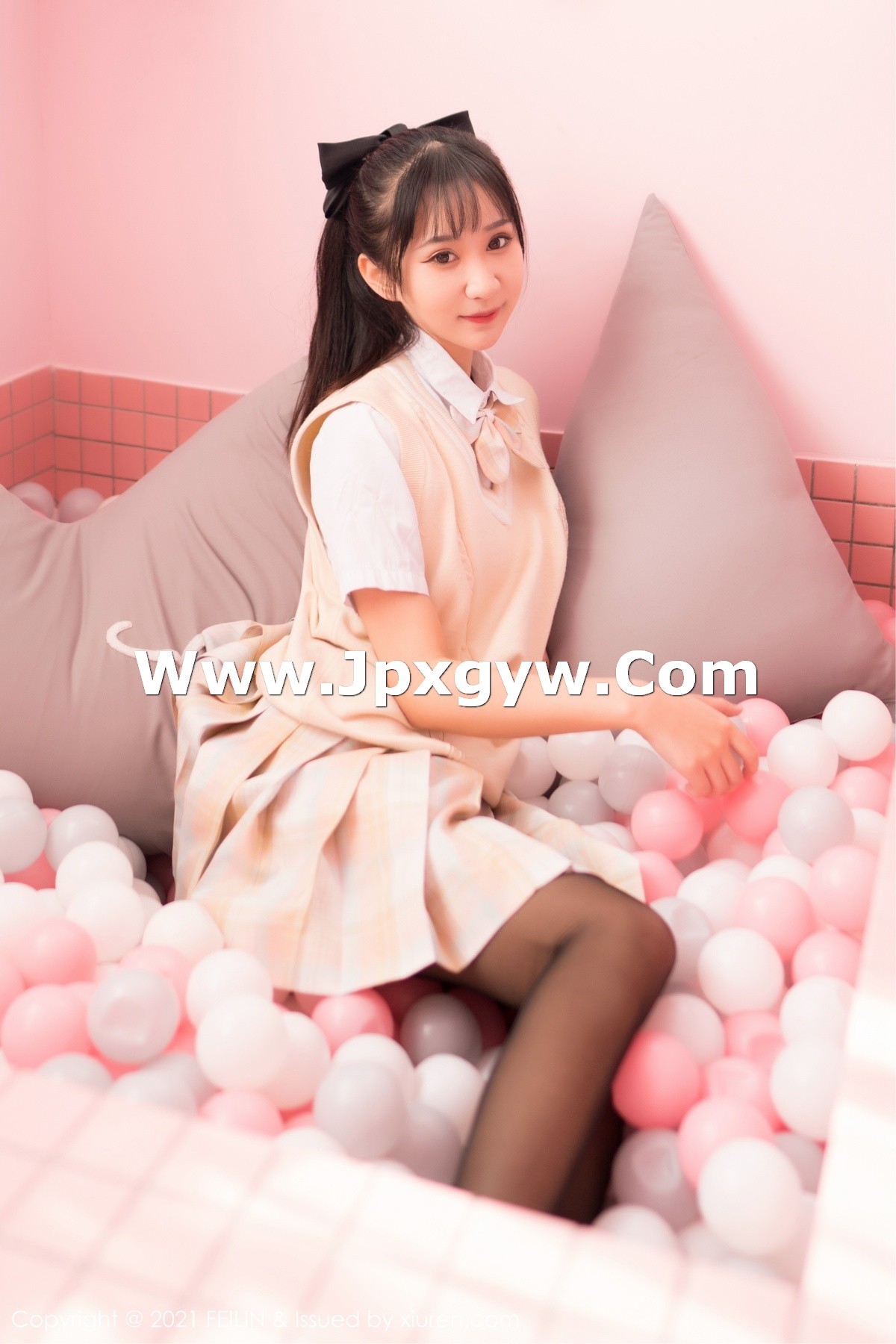 Jpxgyw.com_[FeiLin嗲囡囡]VOL.322_模特小果冻儿JK制服配黑丝裤袜+情趣兔耳装秀完美身材诱惑写真70P