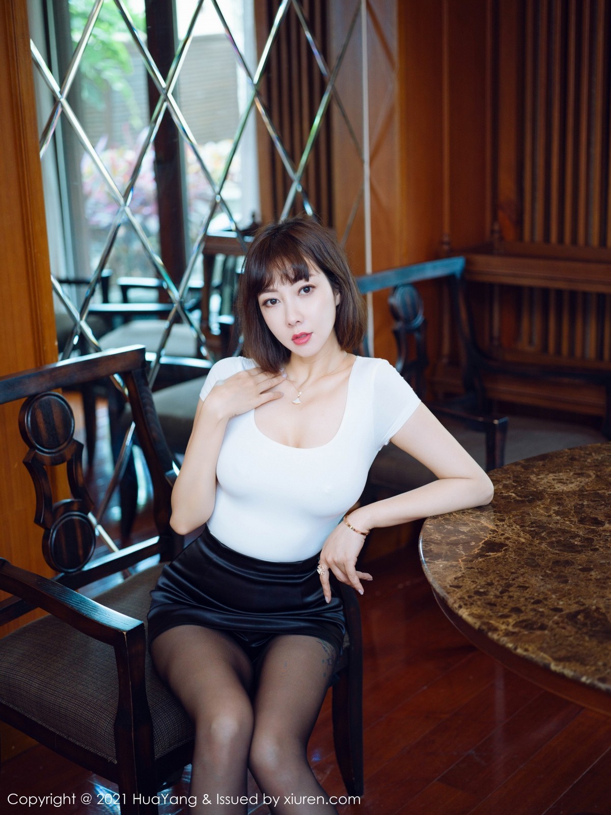 Jpxgyw.com_[HuaYang花漾]Vol.452_美女果儿Victoria西双版纳旅拍私房无内黑丝秀丰腴身材诱惑写真47P