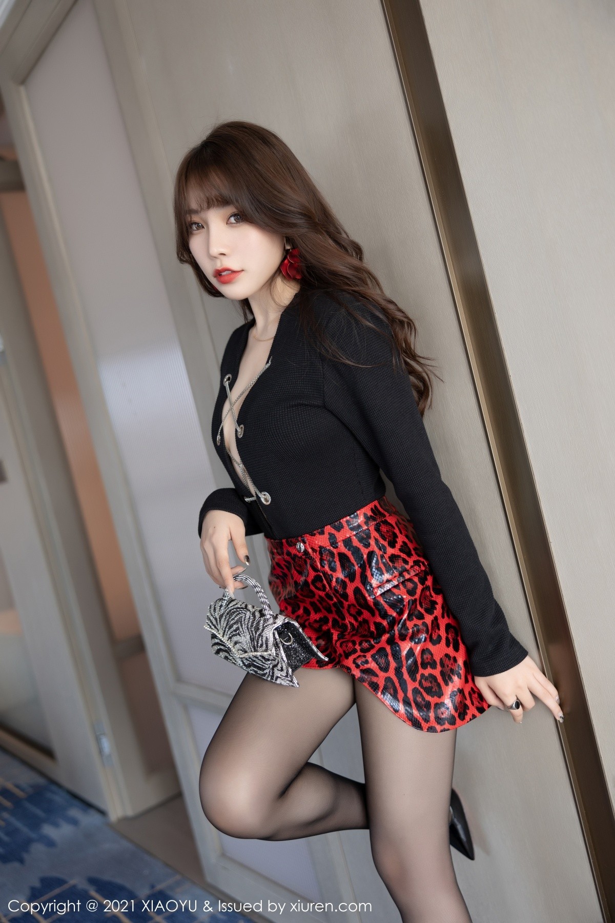 Jpxgyw.com_[XiaoYu画语界]Vol.649_女神芝芝Booty私房性感皮裙下超薄无内黑丝裤袜极致魅惑写真66P