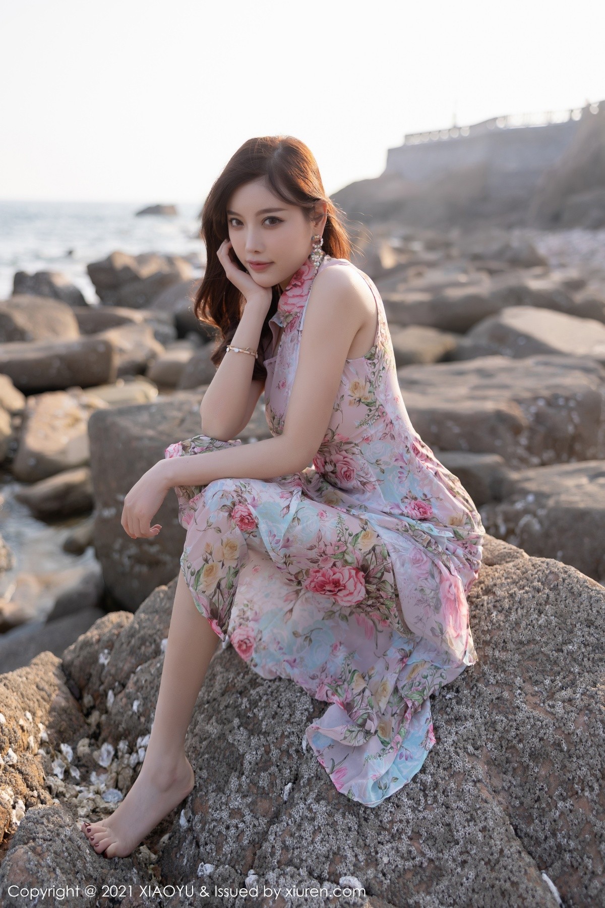 Jpxgyw.com_[XiaoYu画语界]Vol.650_女神杨晨晨sugar青岛旅拍私房脱绒毛连身裙秀翘臀美腿诱惑写真79P
