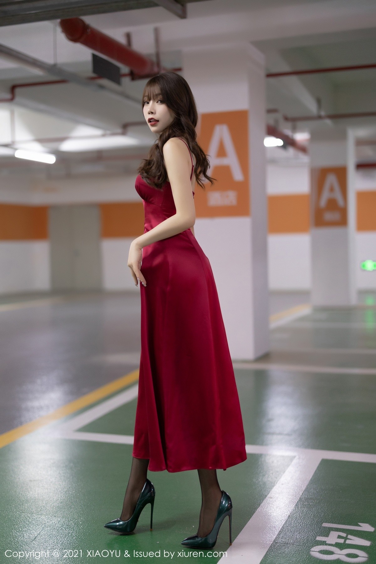 Jpxgyw.com_[XiaoYu画语界]Vol.654_女神芝芝Booty私房猩红吊裙配黑丝裤袜秀翘臀美腿迷人诱惑写真82P