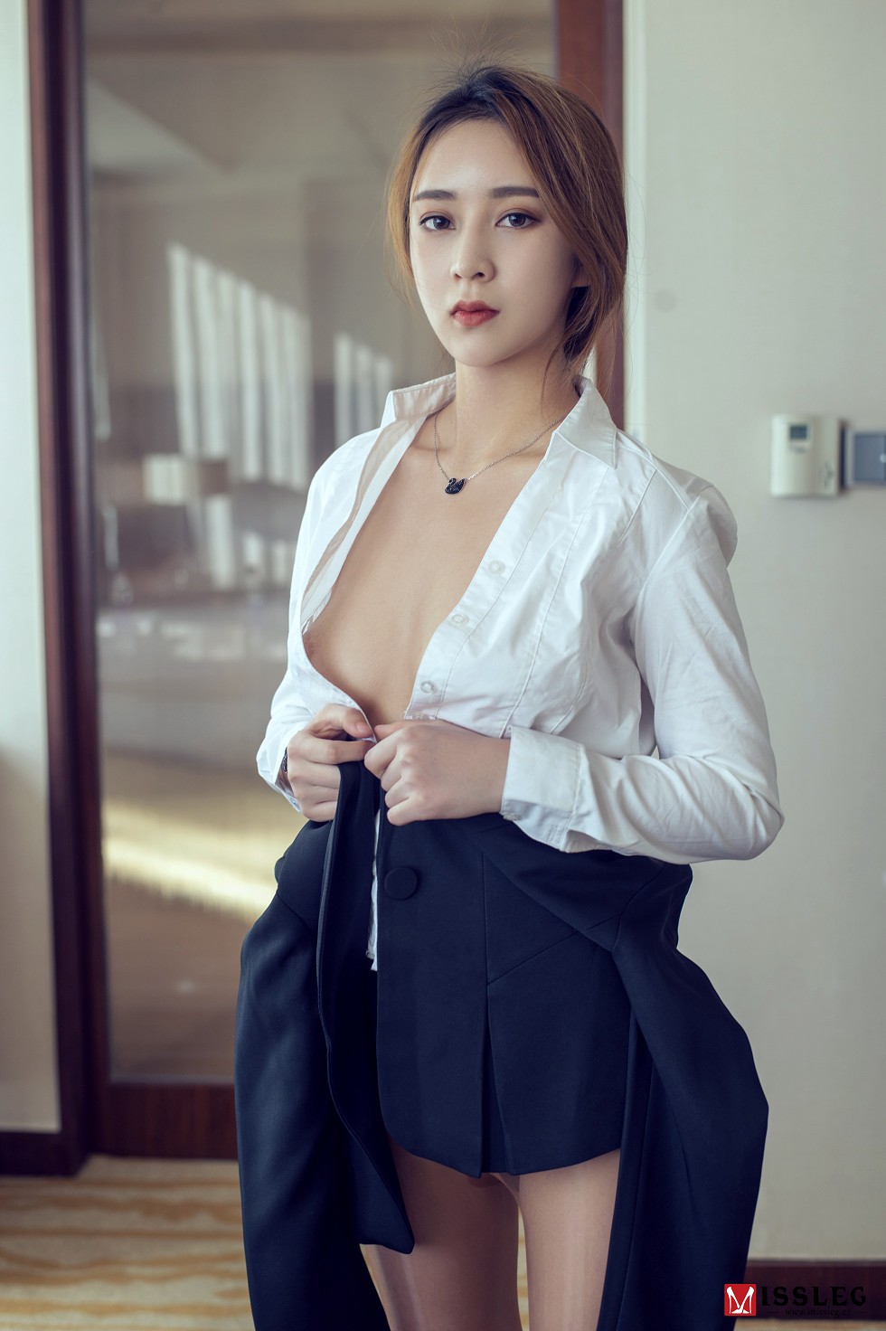 Jpxgyw.com_[MissLeg蜜丝]钻石版NO.N003_嫩模乔依琳私房真空白衬衣配无内肉丝裤袜露乳诱惑写真60P