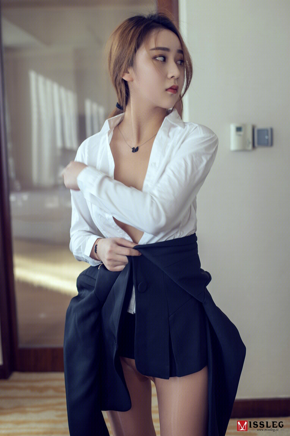 Jpxgyw.com_[MissLeg蜜丝]钻石版NO.N003_嫩模乔依琳私房真空白衬衣配无内肉丝裤袜露乳诱惑写真60P