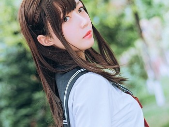 Vol.446_眼镜美少女户外草坪上性感白色JK服饰露白皙美腿骚扰写真36P