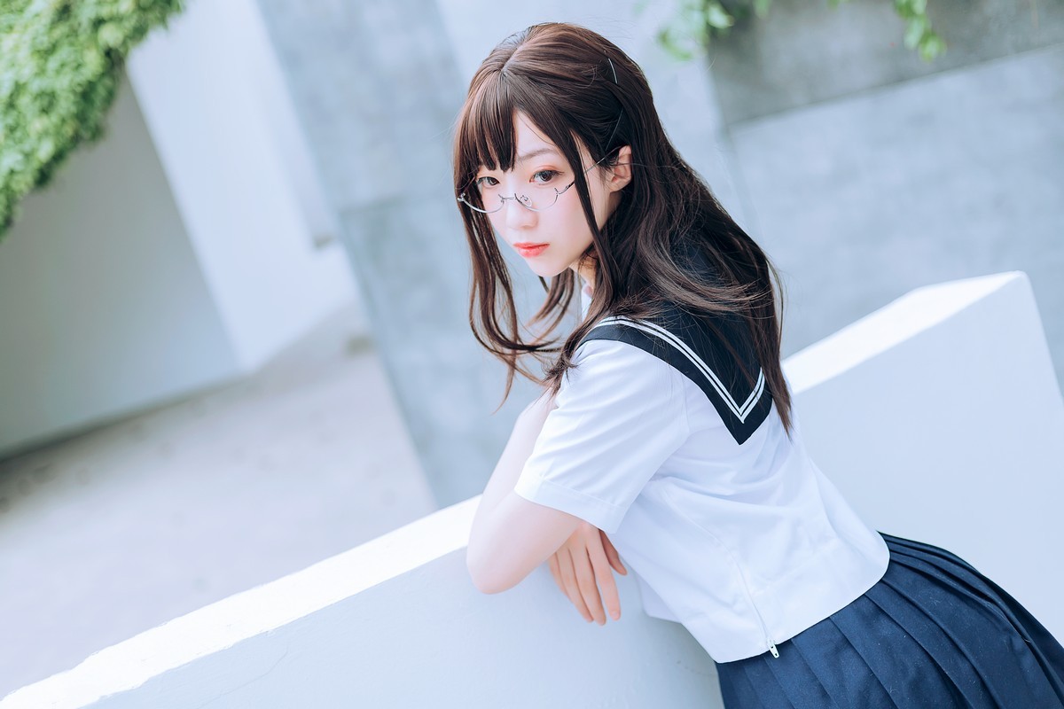 Jpxgyw.com_[喵糖映画]Vol.446_眼镜美少女户外草坪上性感白色JK服饰露白嫩美腿诱惑写真36P