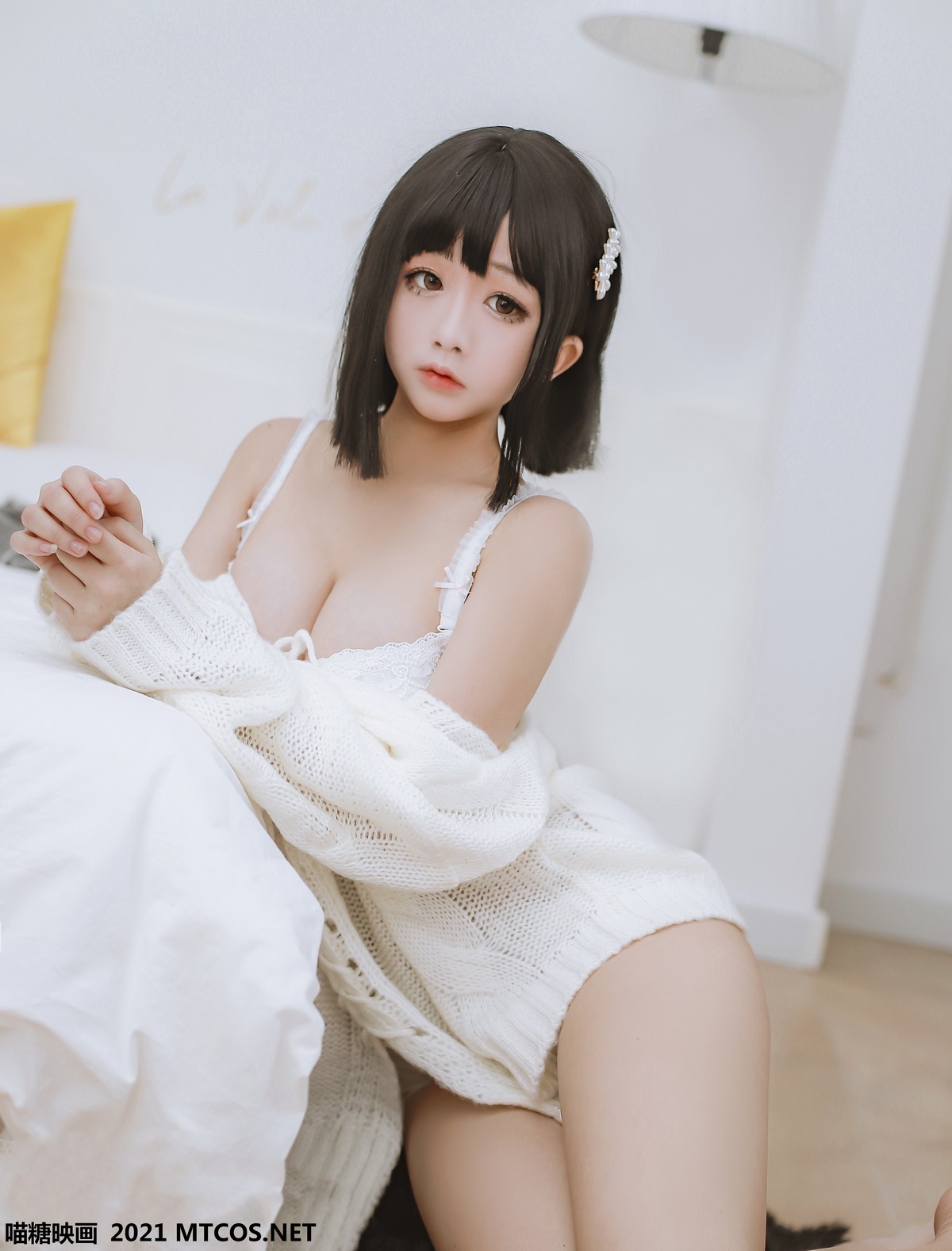 Jpxgyw.com_[喵糖映画]Vol.457_白色缕空毛衣妹子私房低胸露豪乳半撩露白嫩美腿诱惑写真20P
