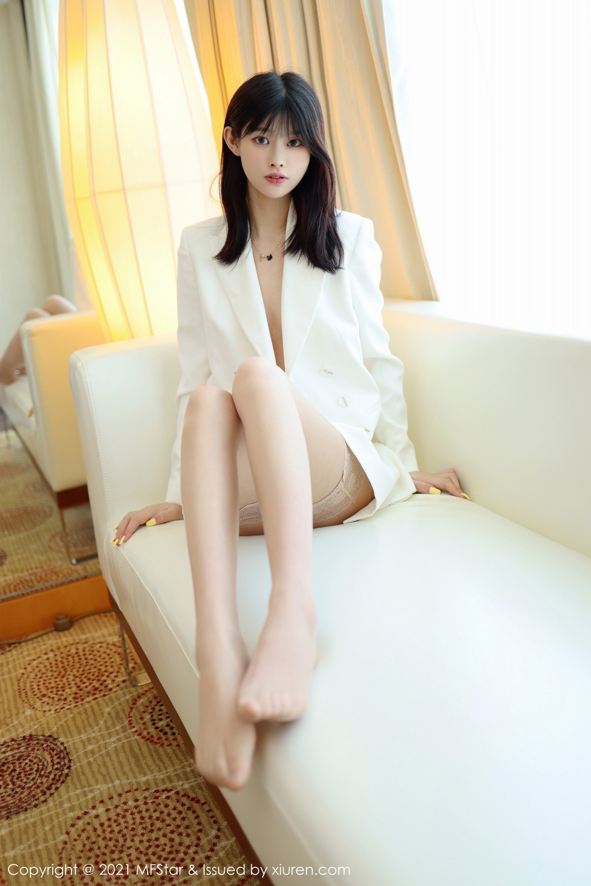 Jpxgyw.com_[MFStar模范学院]Vol.522_新人模特77qiqi私房真空西装配肉色蕾丝袜秀翘臀美腿诱惑写真47P