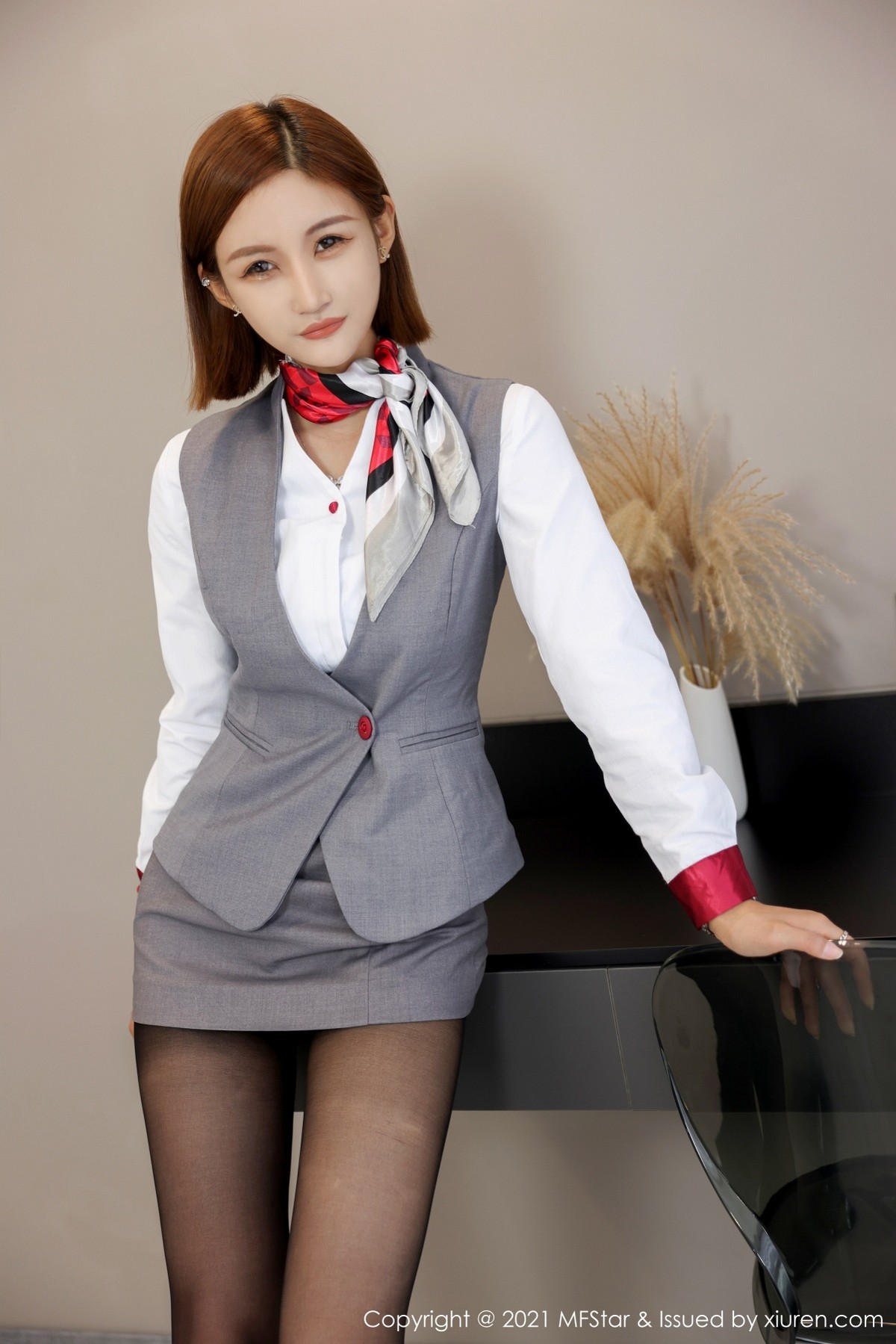 Jpxgyw.com_[MFStar模范学院]Vol.539_新人模特王蜜职场OL制服脱衬衣露性感内衣黑丝裤袜诱惑写真51P