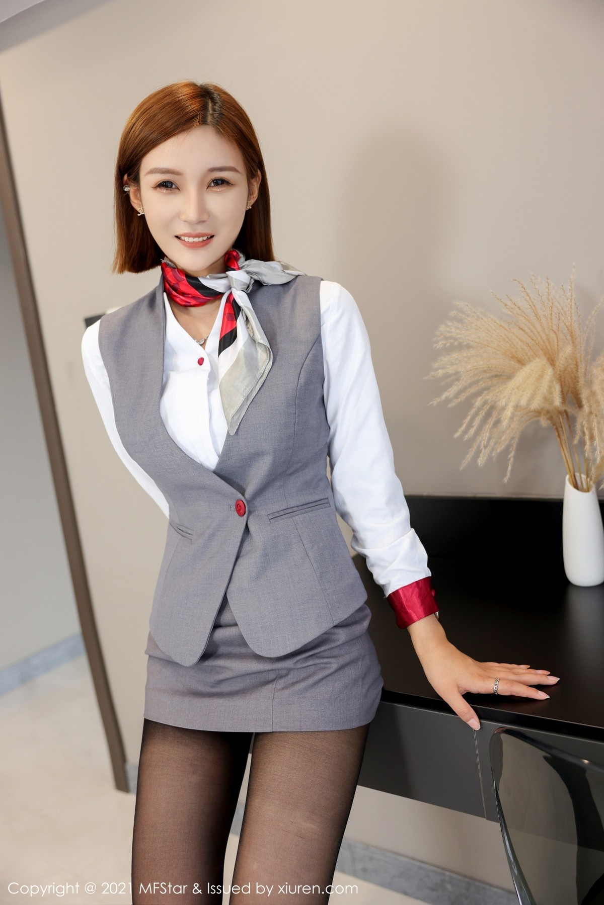 Jpxgyw.com_[MFStar模范学院]Vol.539_新人模特王蜜职场OL制服脱衬衣露性感内衣黑丝裤袜诱惑写真51P