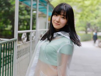 Vol.106_嫩模球球雨天公园透明雨衣秀性感牛仔热裤迷人写真38P
