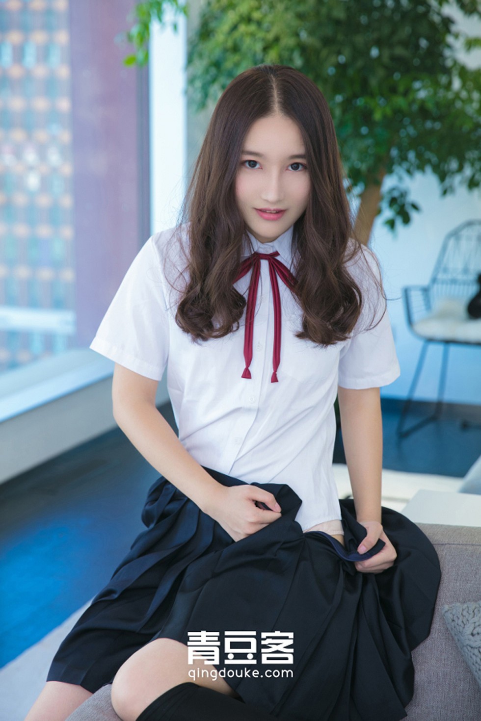 Jpxgyw.com_[青豆客Qingdouke]2017.11.26_嫩模魏扭扭性感学生装半脱秀白色蕾丝内裤写真50P