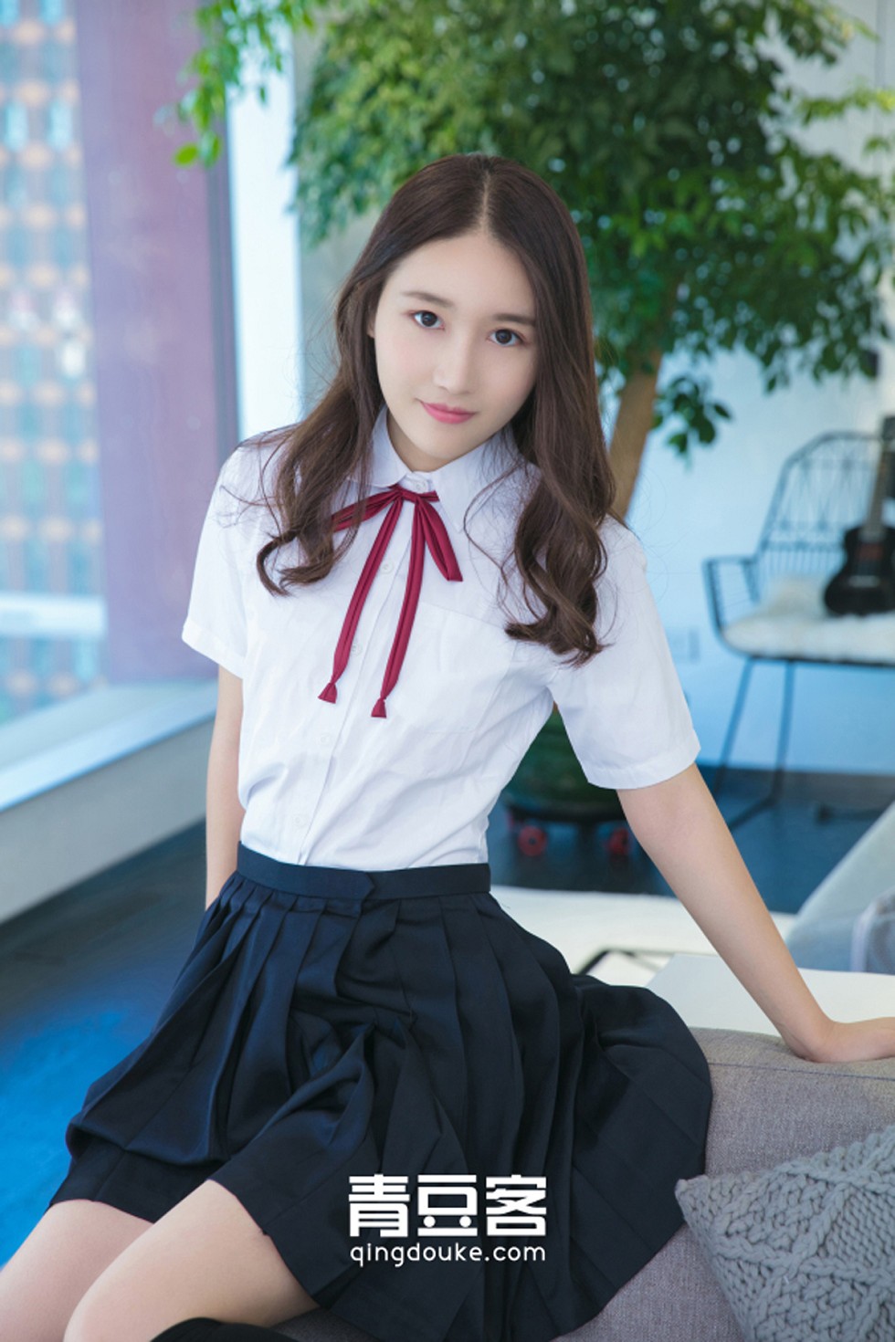 Jpxgyw.com_[青豆客Qingdouke]2017.11.26_嫩模魏扭扭性感学生装半脱秀白色蕾丝内裤写真50P