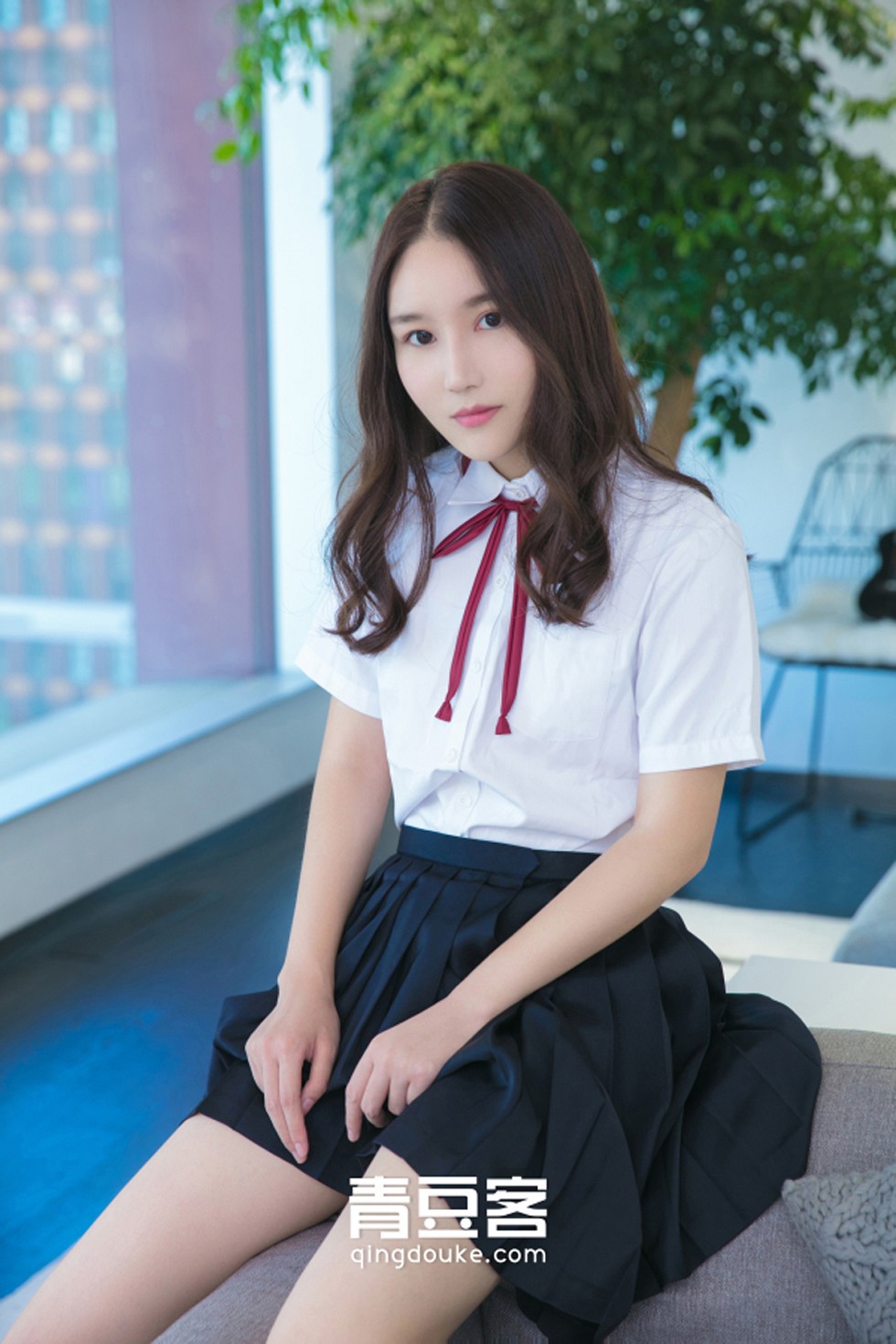 Jpxgyw.com_[青豆客Qingdouke]2017.11.26_嫩模魏扭扭性感学生装半脱秀白色蕾丝内裤写真50P
