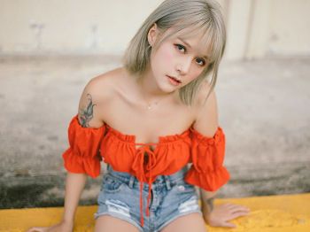 Vol.130_嫩模夏美酱红色抹胸式上衣配牛仔热裤秀完美身材写真41P