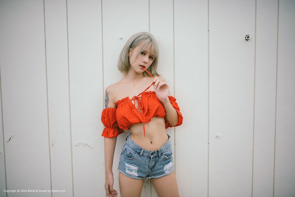 Jpxgyw.com_[BoLoli波萝社新刊]Vol.130_嫩模夏美酱红色抹胸式上衣配牛仔热裤秀完美身材写真41P