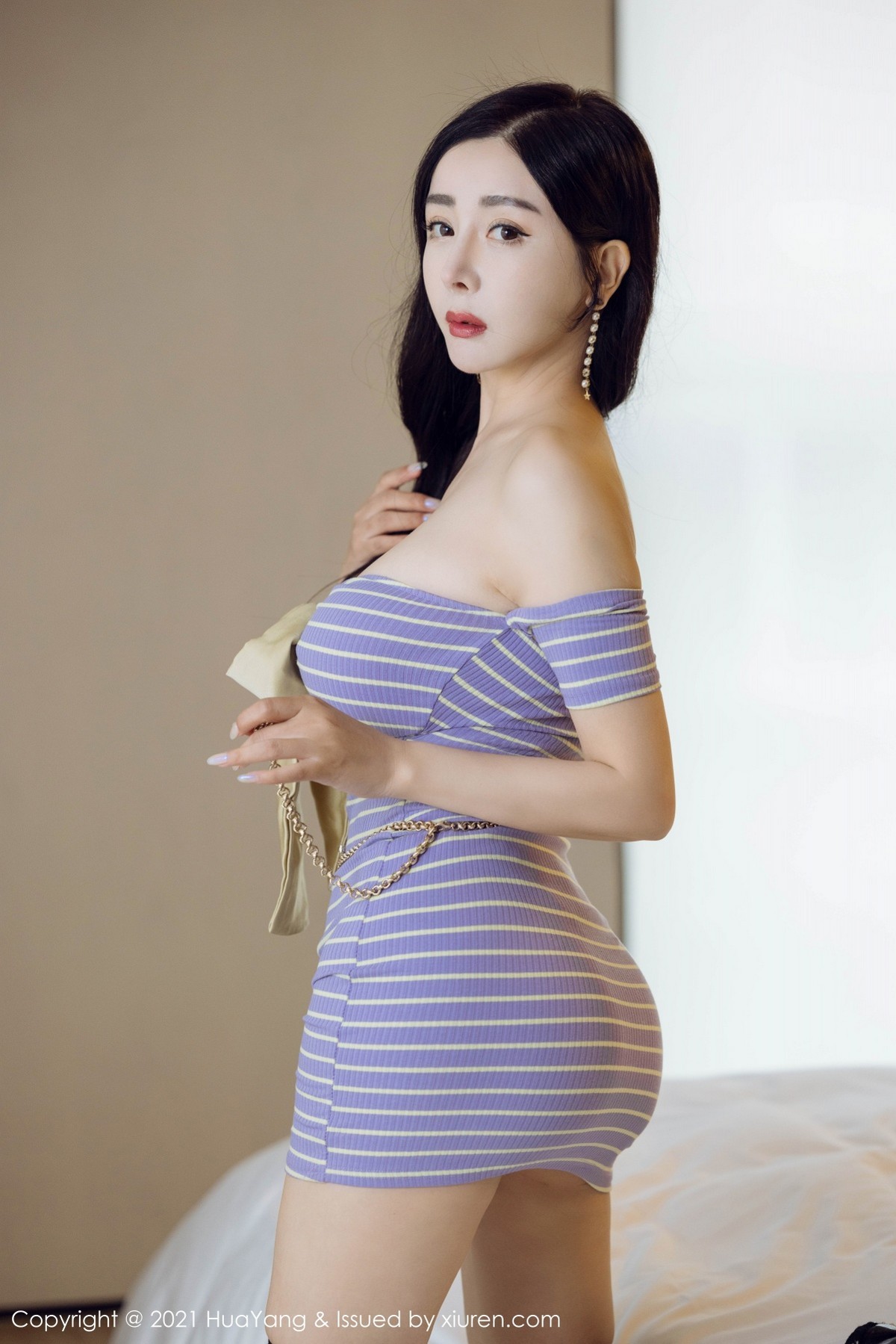 Jpxgyw.com_[HuaYang花漾]Vol.464_模特允爾成都旅拍私房低胸条纹礼裙秀凹凸身材撩人诱惑写真51P