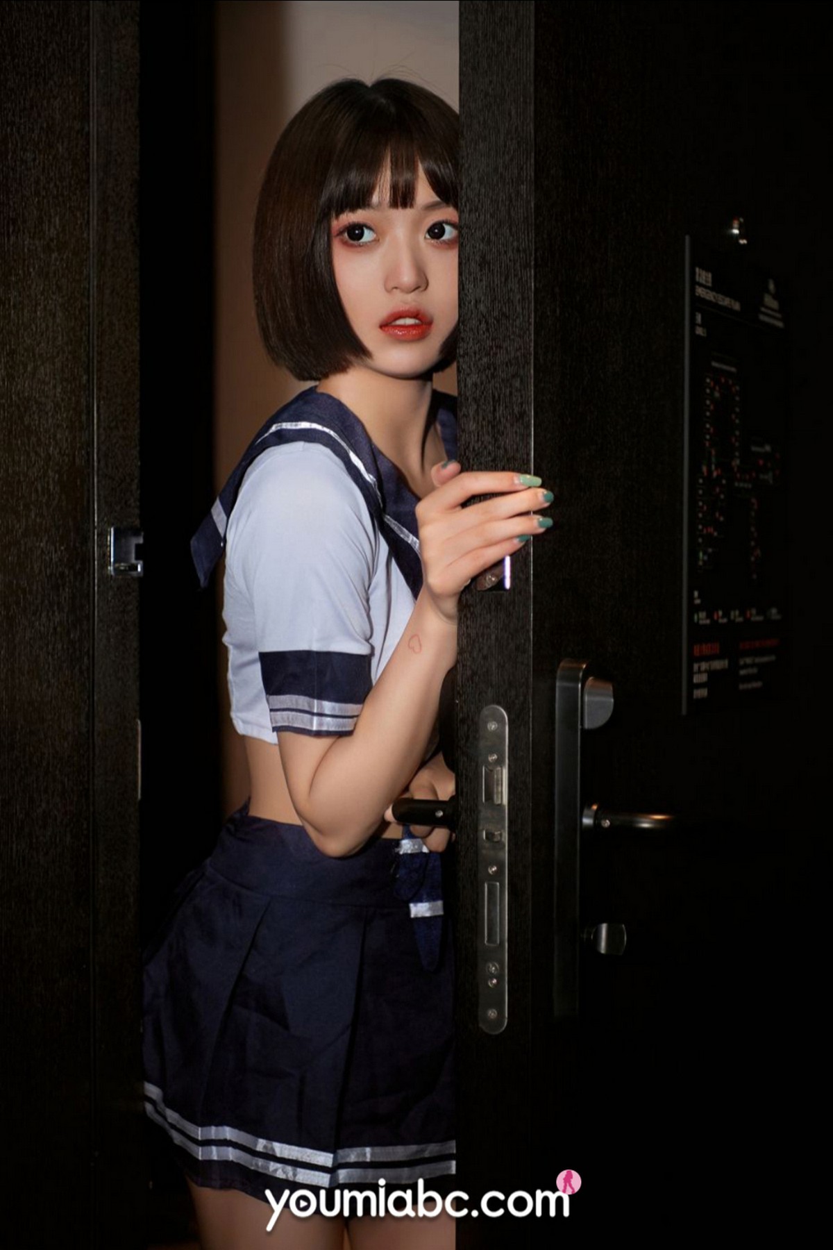 Jpxgyw.com_[YouMi尤蜜]Vol.741_模特萌萌私房性感JK制服学生装配白丝袜秀翘臀美腿诱惑写真28P