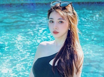 Vol.643_校花Lynn刘奕宁＆Rossi合集性感内衣+户外黑色丝袜吊袜骚扰写真44P