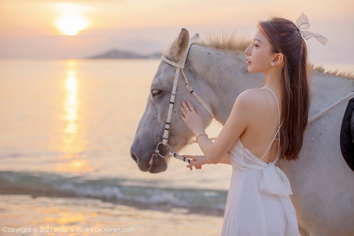 Jpxgyw.com_[IMISS爱蜜社]Vol.643_女神Lynn刘奕宁＆Rossi合集性感比基尼+户外黑丝吊袜诱惑写真44P