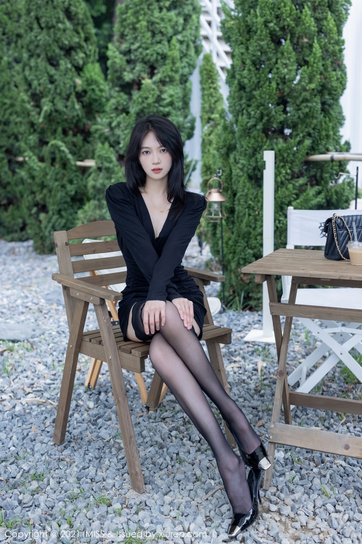 Jpxgyw.com_[IMISS爱蜜社]Vol.643_女神Lynn刘奕宁＆Rossi合集性感比基尼+户外黑丝吊袜诱惑写真44P