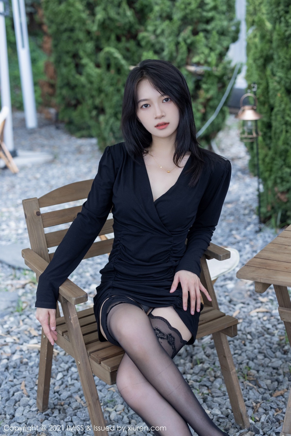 Jpxgyw.com_[IMISS爱蜜社]Vol.643_女神Lynn刘奕宁＆Rossi合集性感比基尼+户外黑丝吊袜诱惑写真44P