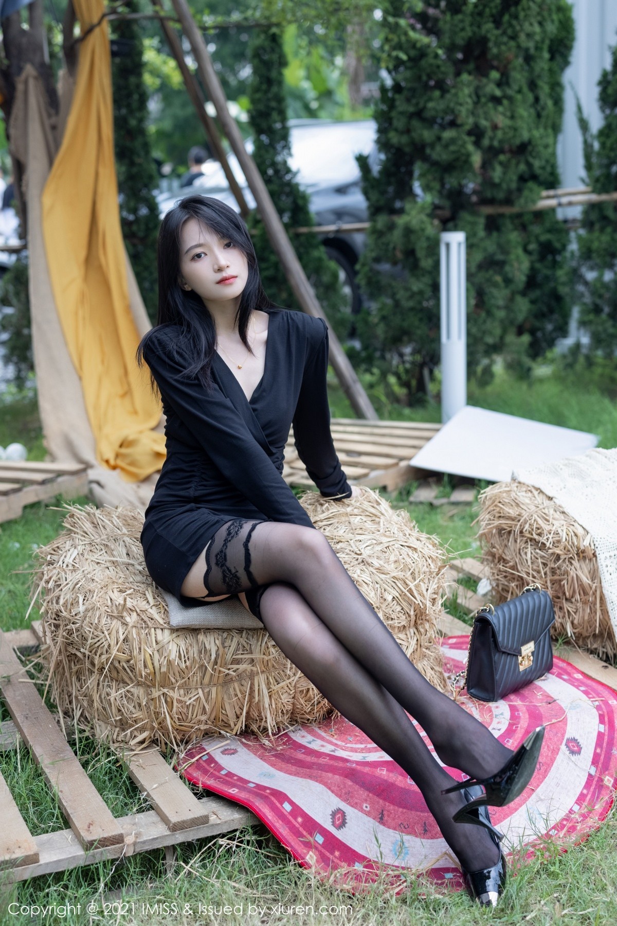 Jpxgyw.com_[IMISS爱蜜社]Vol.643_女神Lynn刘奕宁＆Rossi合集性感比基尼+户外黑丝吊袜诱惑写真44P