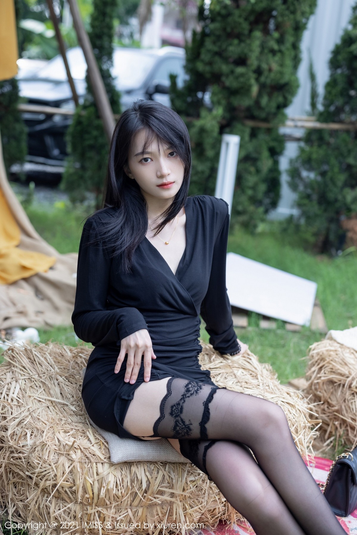 Jpxgyw.com_[IMISS爱蜜社]Vol.643_女神Lynn刘奕宁＆Rossi合集性感比基尼+户外黑丝吊袜诱惑写真44P