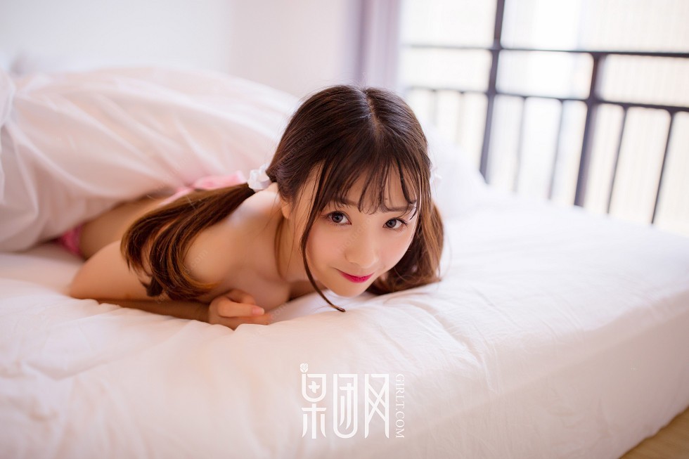 Jpxgyw.com_[GIRLT果团网]熊川纪信No.033_性感粉色内衣小美女居家秀傲人豪乳陪你躲猫猫写真42P