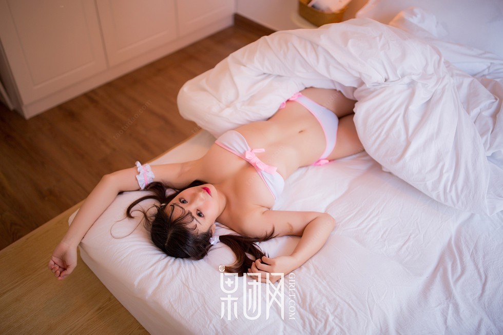 Jpxgyw.com_[GIRLT果团网]熊川纪信No.033_性感粉色内衣小美女居家秀傲人豪乳陪你躲猫猫写真42P