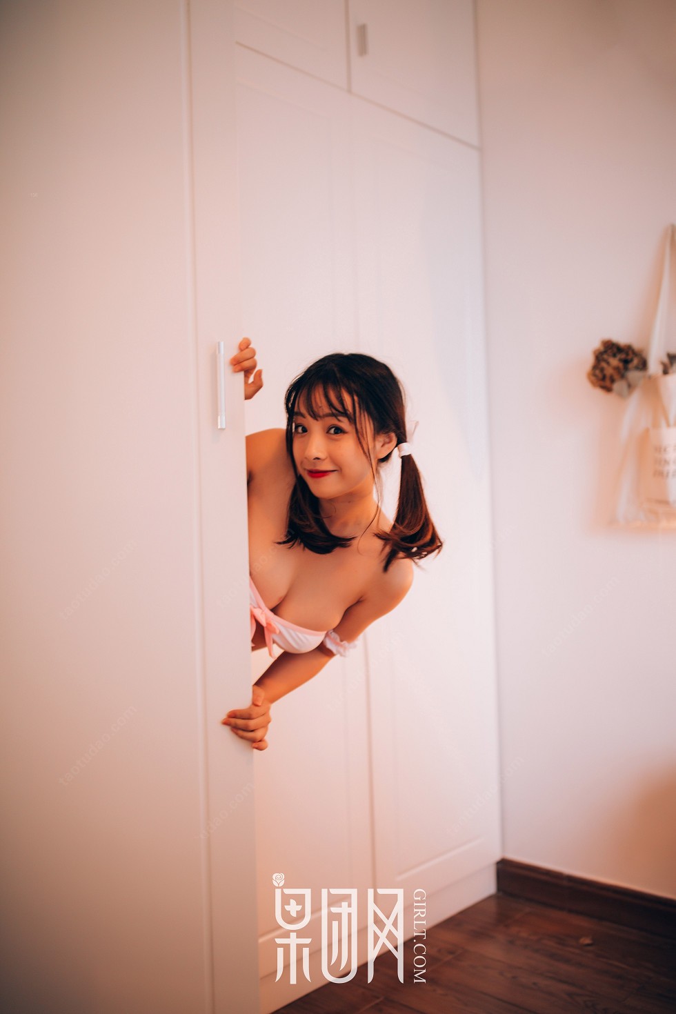 Jpxgyw.com_[GIRLT果团网]熊川纪信No.033_性感粉色内衣小美女居家秀傲人豪乳陪你躲猫猫写真42P