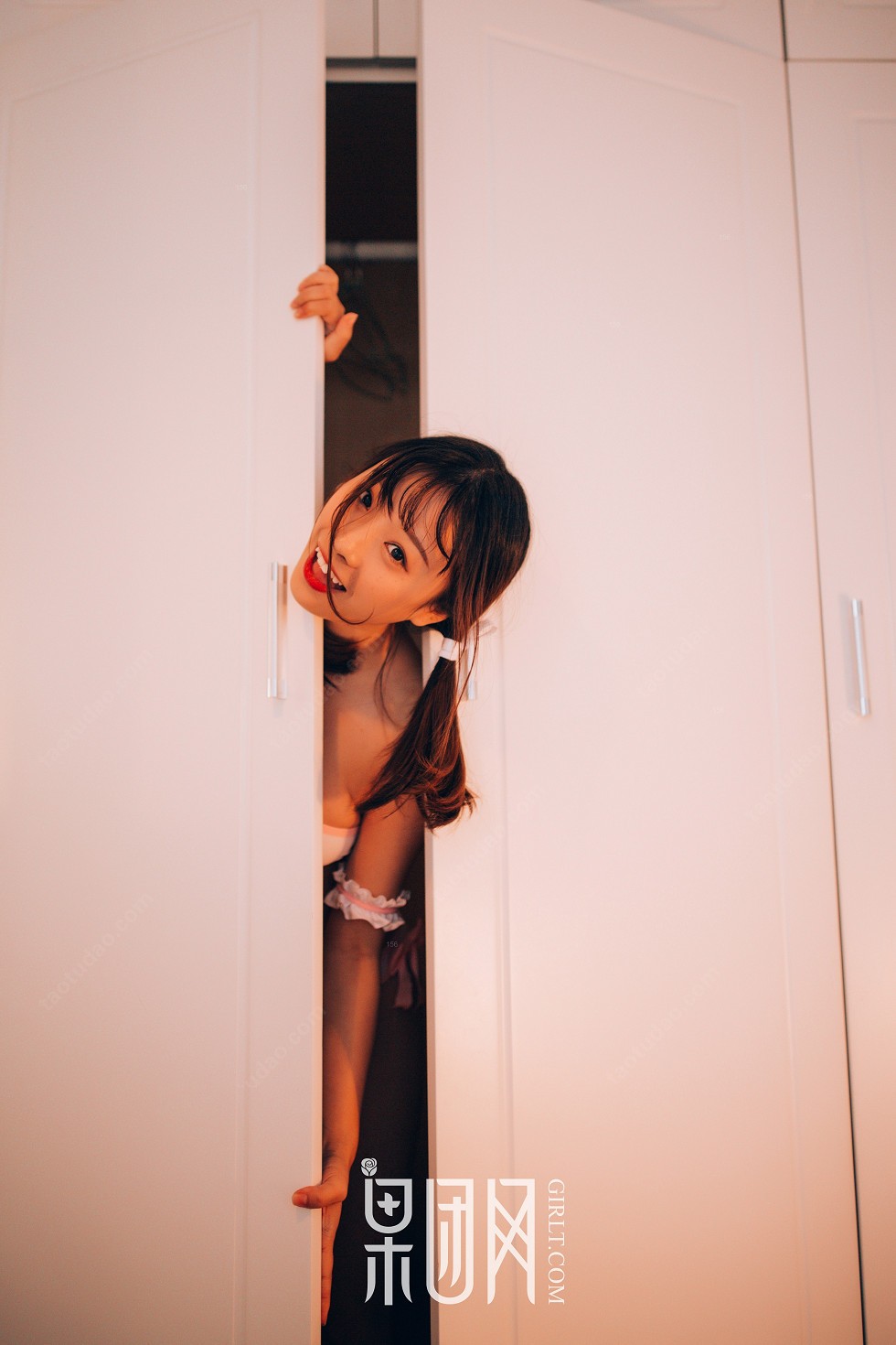 Jpxgyw.com_[GIRLT果团网]熊川纪信No.033_性感粉色内衣小美女居家秀傲人豪乳陪你躲猫猫写真42P