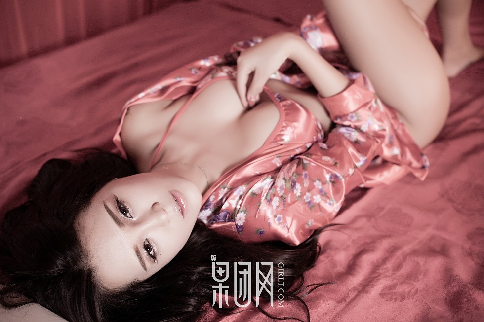 Jpxgyw.com_[GIRLT果团网]NO.148_嫩模朱赢红色丝质睡衣半脱露性感红色内衣撩人诱惑写真53P