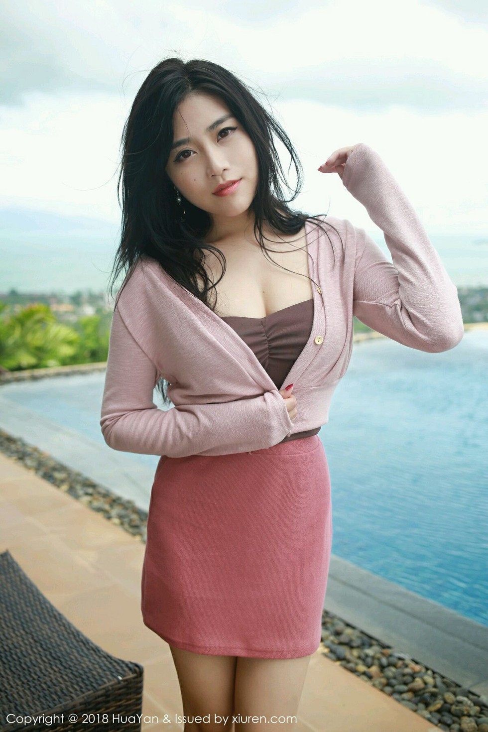 Jpxgyw.com_[HuaYan花の颜]Vol.056_嫩模许诺Sabrina苏梅岛旅拍性感红色风衣秀白嫩美腿写真34P