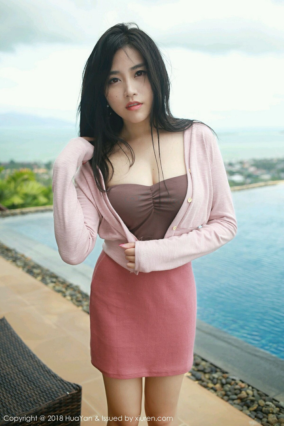 Jpxgyw.com_[HuaYan花の颜]Vol.056_嫩模许诺Sabrina苏梅岛旅拍性感红色风衣秀白嫩美腿写真34P