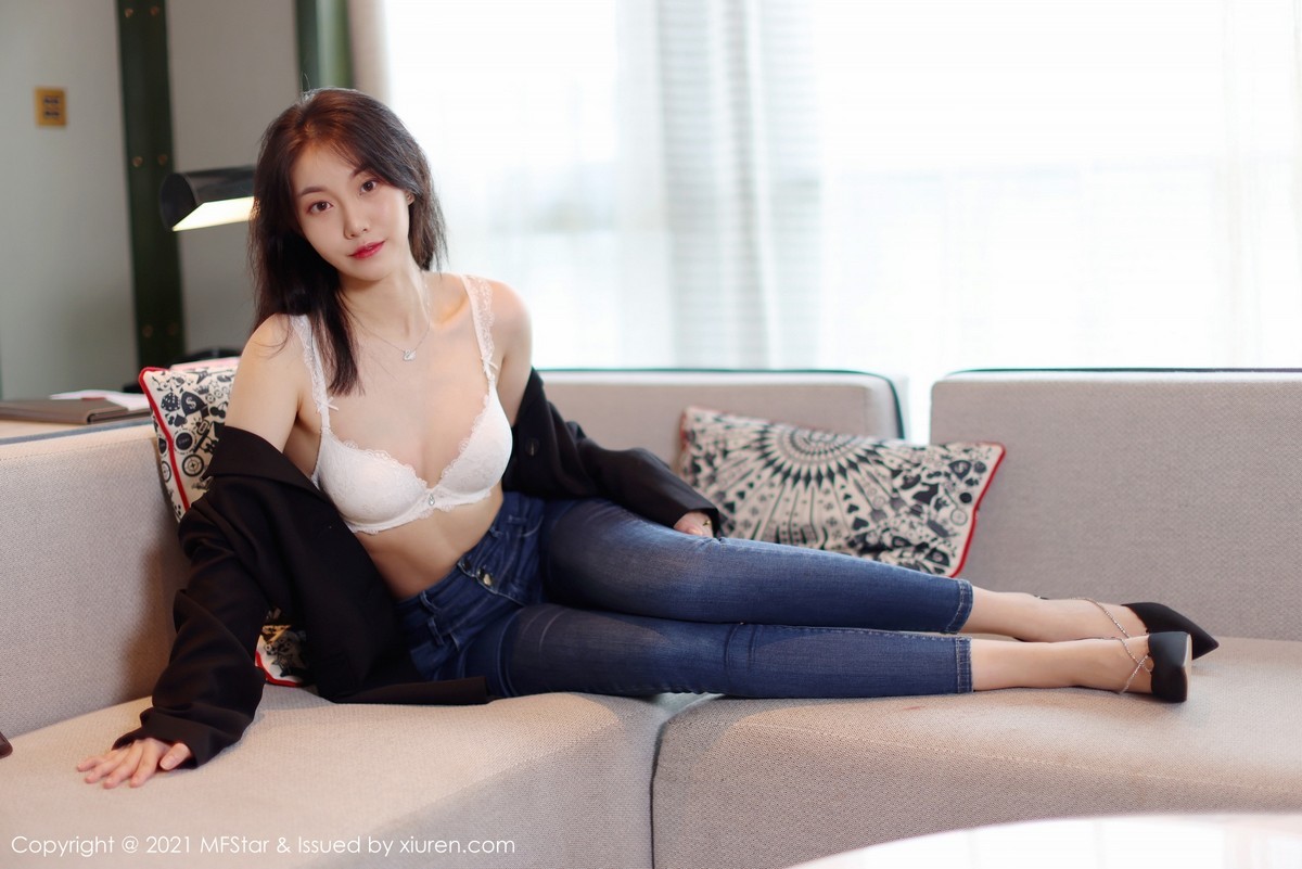 Jpxgyw.com_[MFStar模范学院]Vol.530_新人模特一颗甜蛋黄a私房半脱牛仔裤露蕾丝内衣完美诱惑写真50P