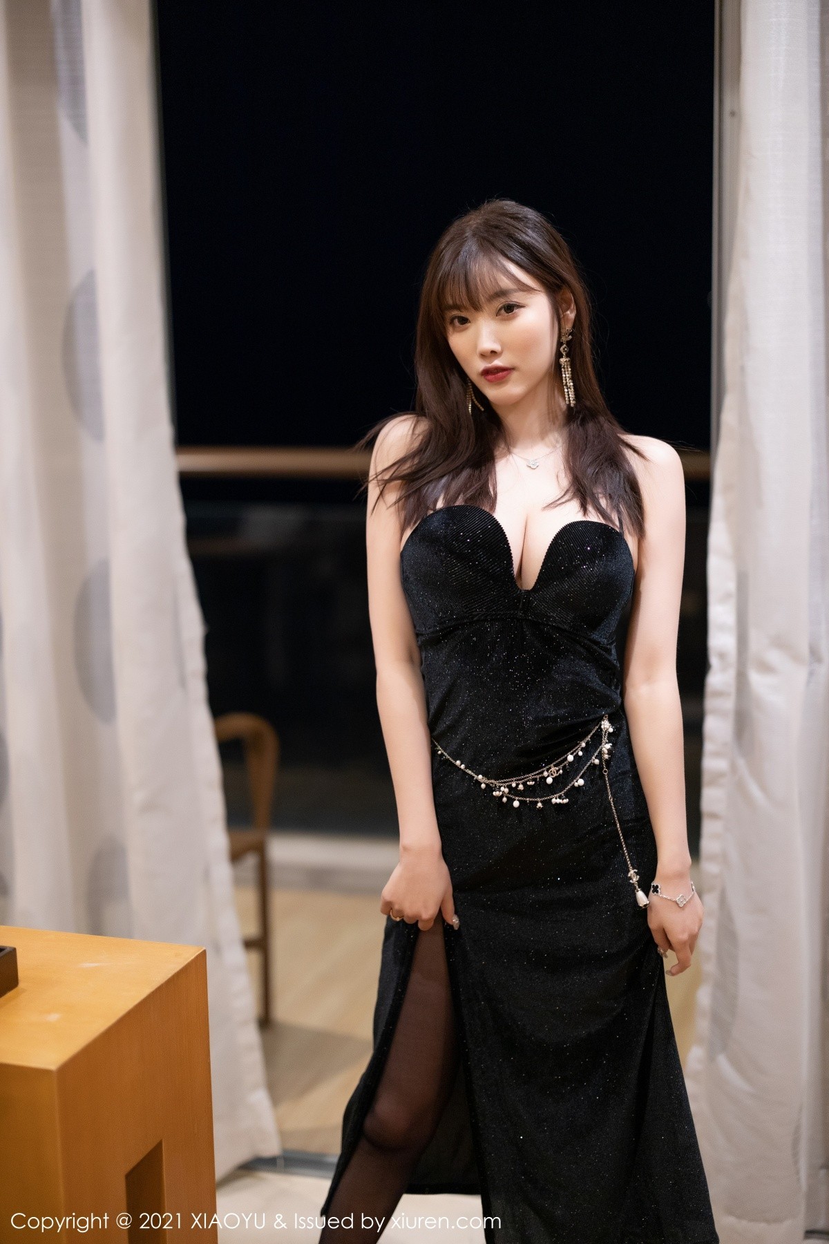 Jpxgyw.com_[XiaoYu画语界]Vol.660_女神杨晨晨sugar深V典雅礼裙配超薄黑丝秀翘臀美腿诱惑写真66P