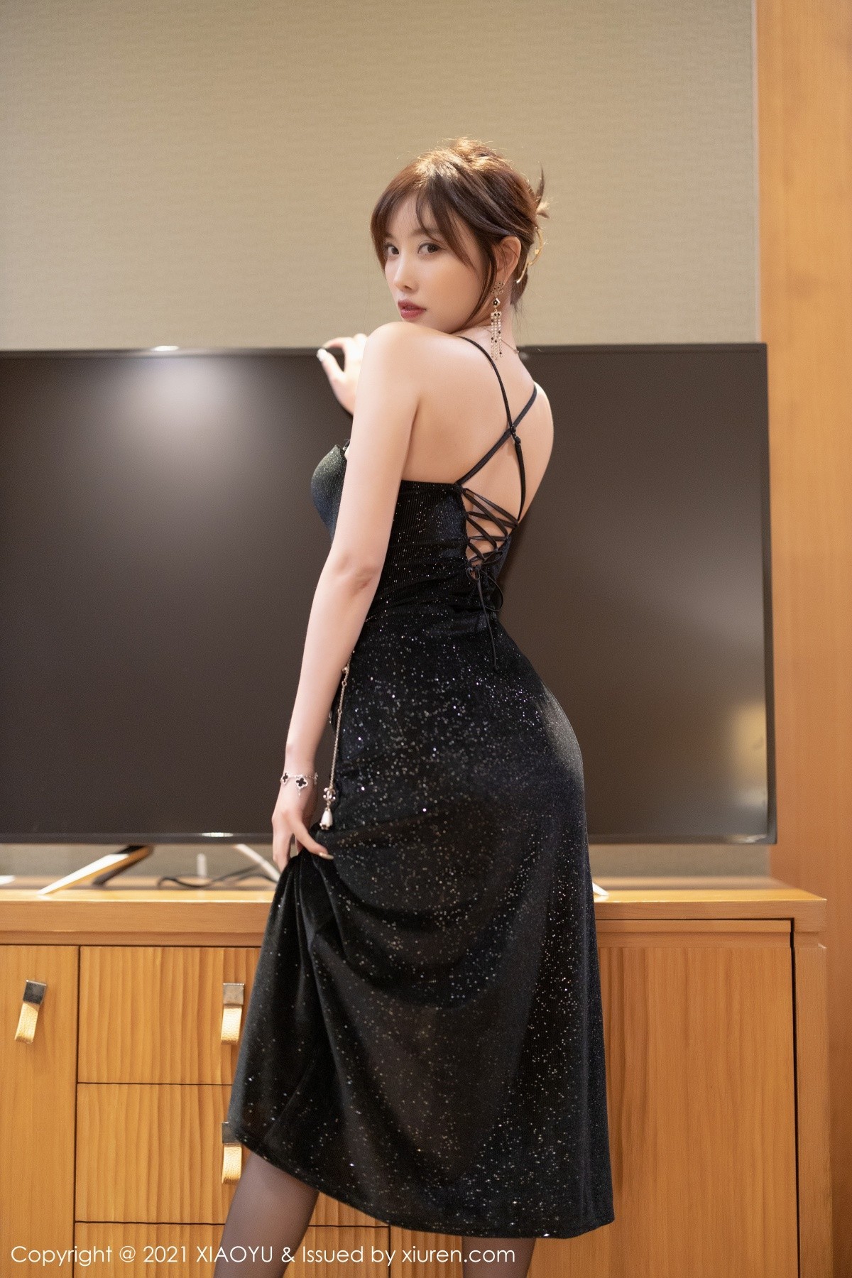 Jpxgyw.com_[XiaoYu画语界]Vol.660_女神杨晨晨sugar深V典雅礼裙配超薄黑丝秀翘臀美腿诱惑写真66P