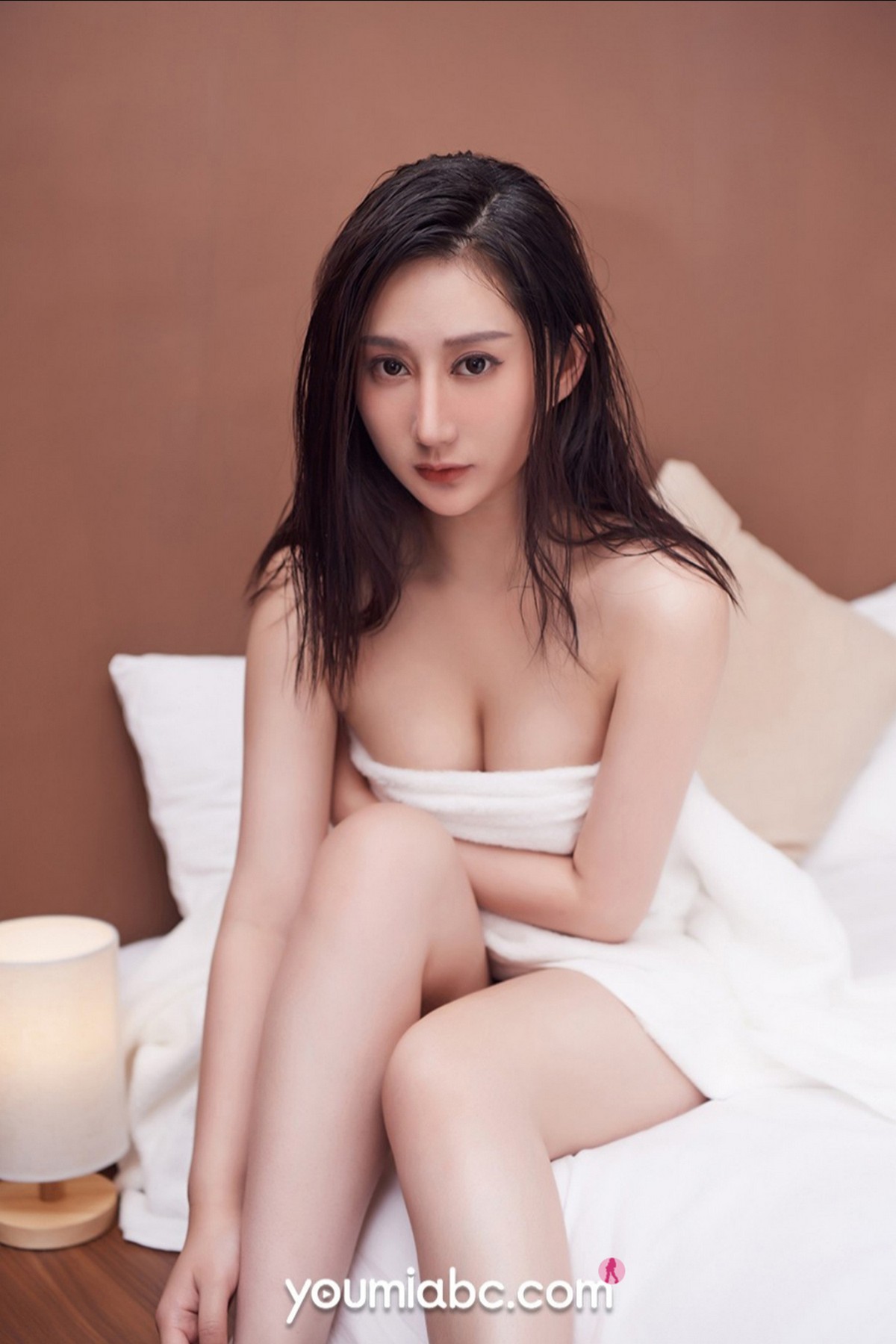 Jpxgyw.com_[YouMi尤蜜]Vol.745_模特苏小曼私房床上性感白色浴巾裹身露火辣身材诱惑写真23P