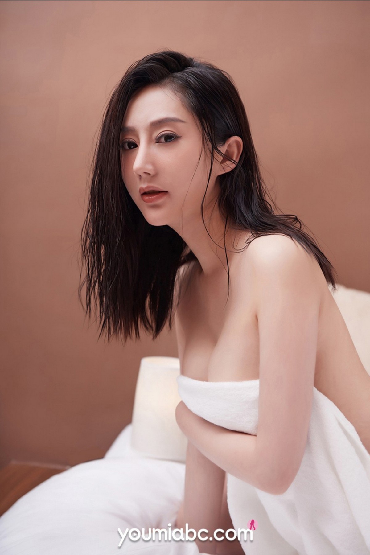 Jpxgyw.com_[YouMi尤蜜]Vol.745_模特苏小曼私房床上性感白色浴巾裹身露火辣身材诱惑写真23P