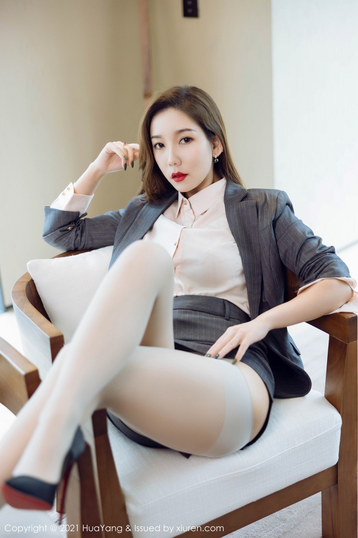 Jpxgyw.com_[HuaYang花漾]Vol.470_模特艾静香成都旅拍半脱制服露性感内衣情趣丝袜撩人诱惑写真49P