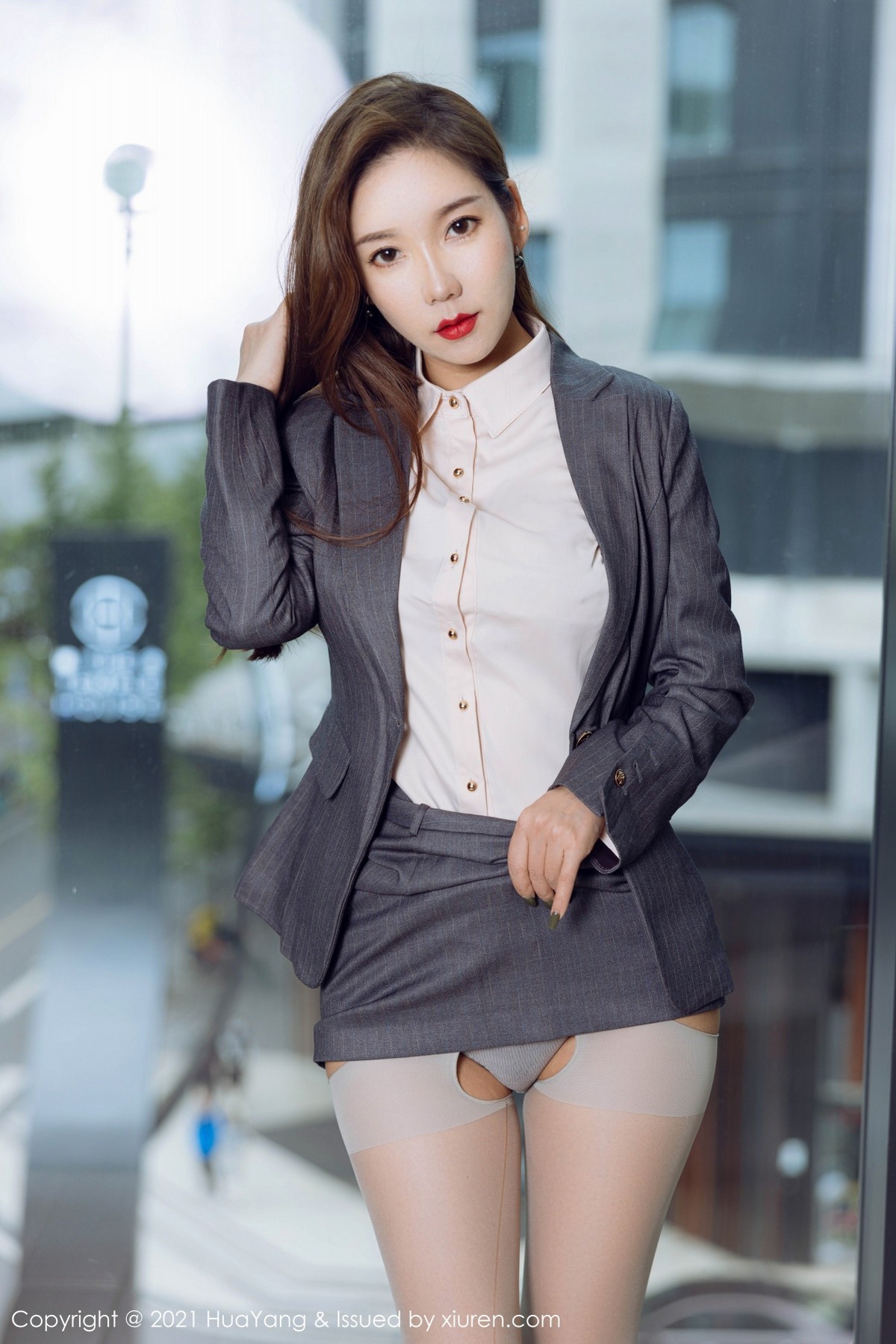 Jpxgyw.com_[HuaYang花漾]Vol.470_模特艾静香成都旅拍半脱制服露性感内衣情趣丝袜撩人诱惑写真49P
