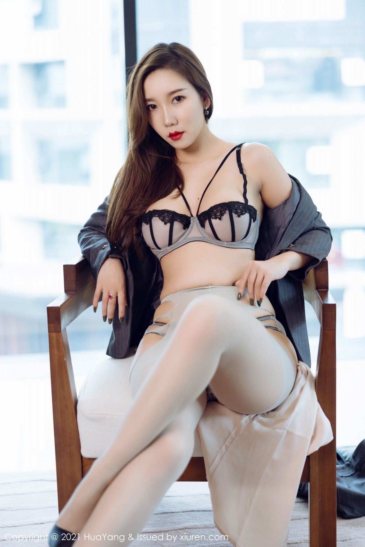 Jpxgyw.com_[HuaYang花漾]Vol.470_模特艾静香成都旅拍半脱制服露性感内衣情趣丝袜撩人诱惑写真49P