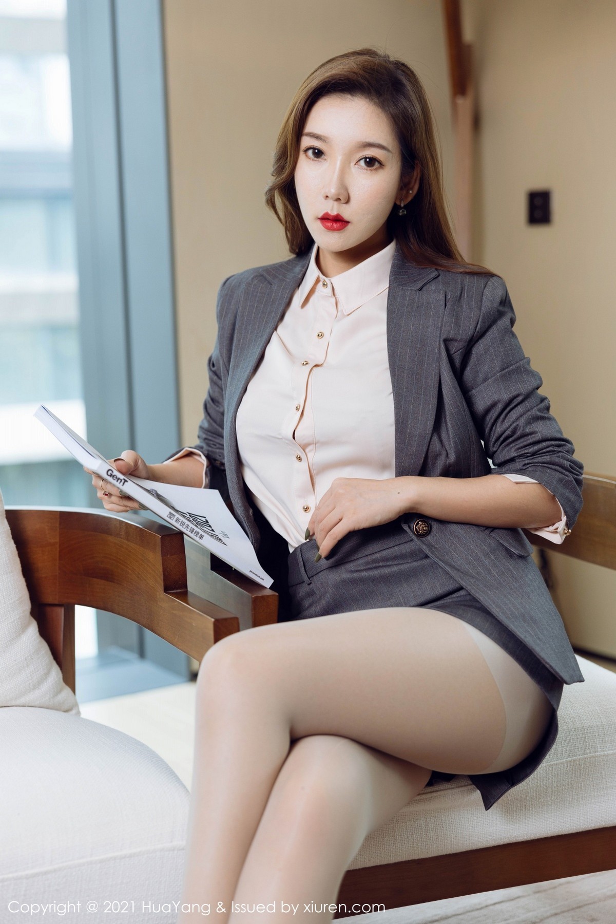 Jpxgyw.com_[HuaYang花漾]Vol.470_模特艾静香成都旅拍半脱制服露性感内衣情趣丝袜撩人诱惑写真49P