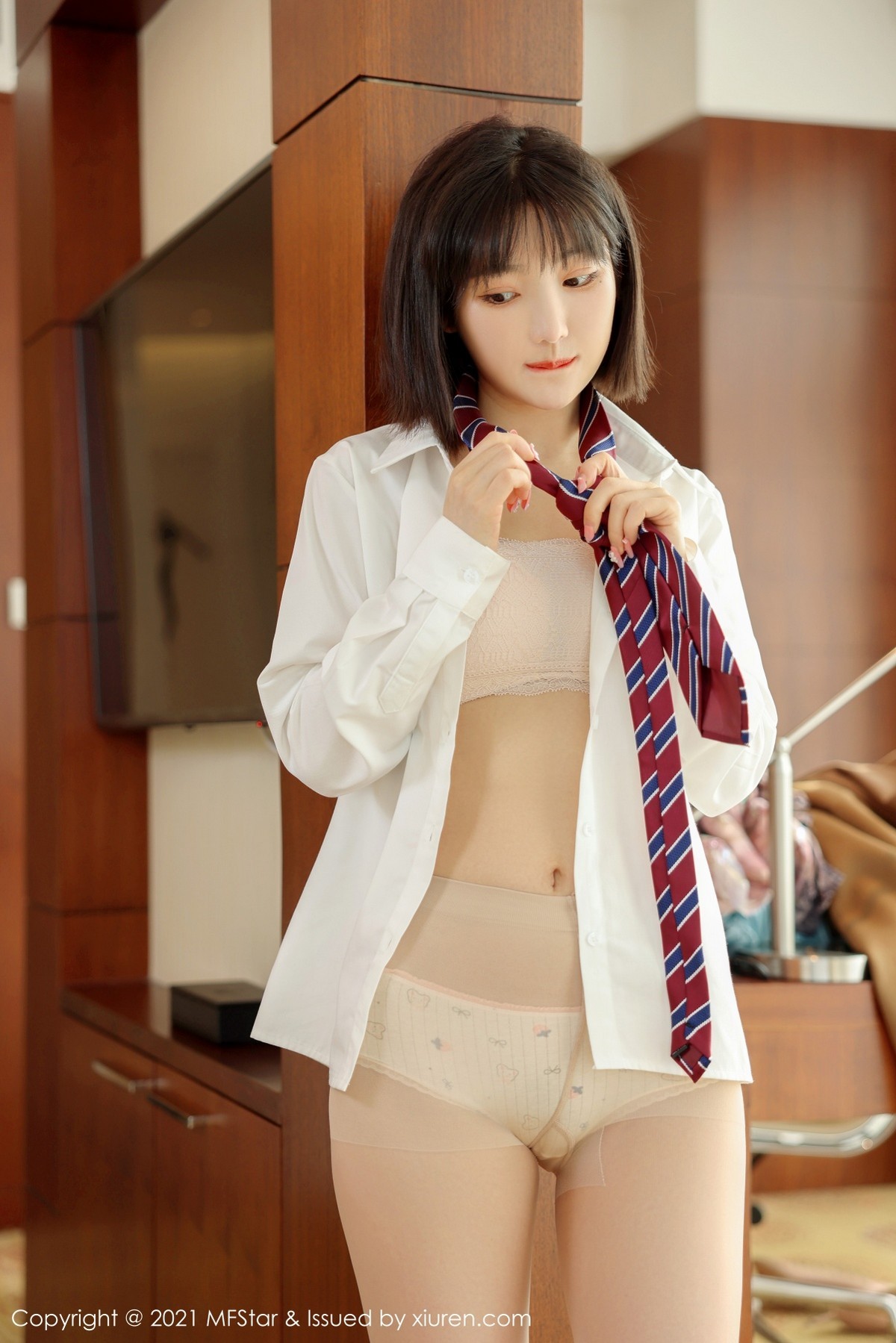 Jpxgyw.com_[MFStar模范学院]Vol.543_模特甜筒晓彤居家女友主题粉色内衣配肉丝裤袜甜美可人写真53P