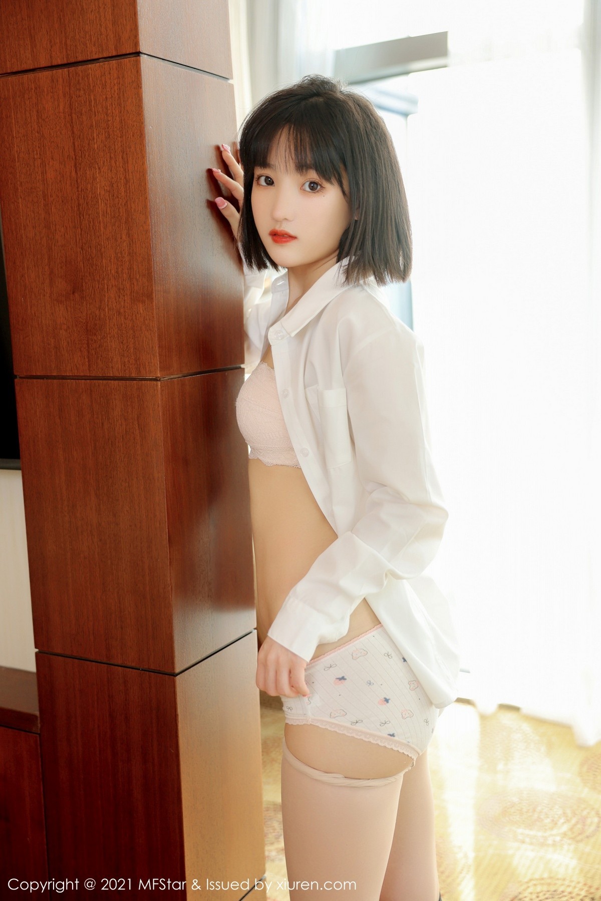 Jpxgyw.com_[MFStar模范学院]Vol.543_模特甜筒晓彤居家女友主题粉色内衣配肉丝裤袜甜美可人写真53P
